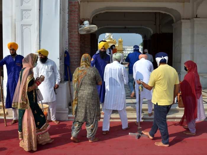 In New Delhi, Bangla Sahib Gurudwara saw over a dozen people visiting the premises and offering prayer.