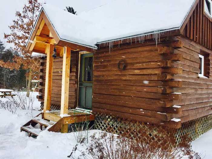 Leicester: Rustic log cabin, $105