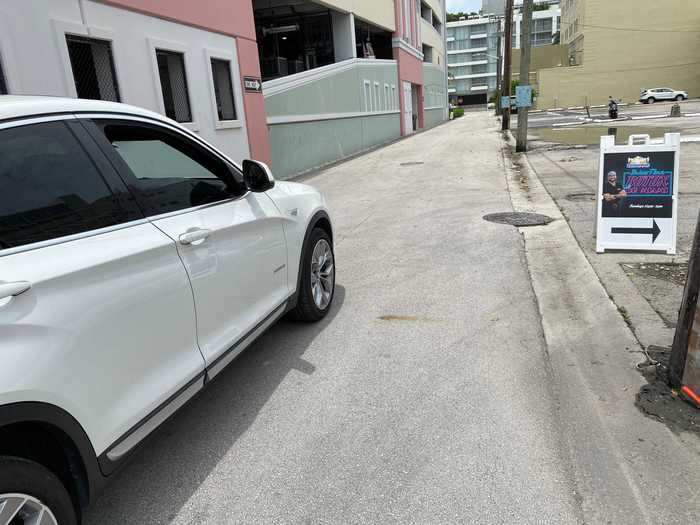 On the day of the appointment, patients drive to the back of Salzhauer