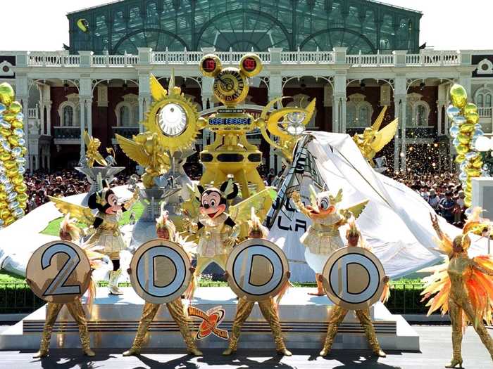 1999 - 2000: Parkgoers celebrated the final year of the 20th century at Tokyo Disneyland.