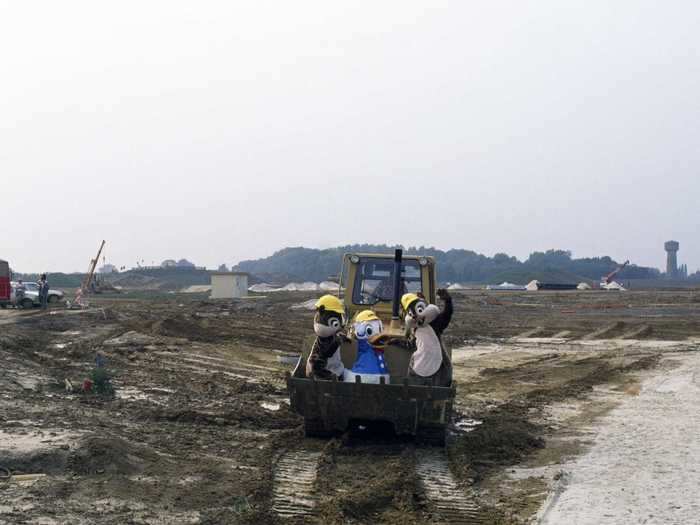 1989 - 1990: Famous Disney characters were helping to construct Disneyland Paris.