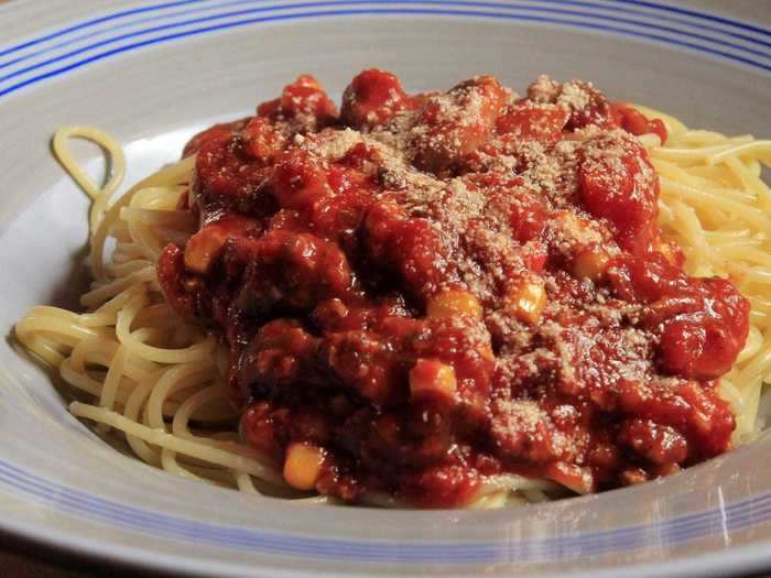 Bolognese sauce with pasta is simple and delicious.