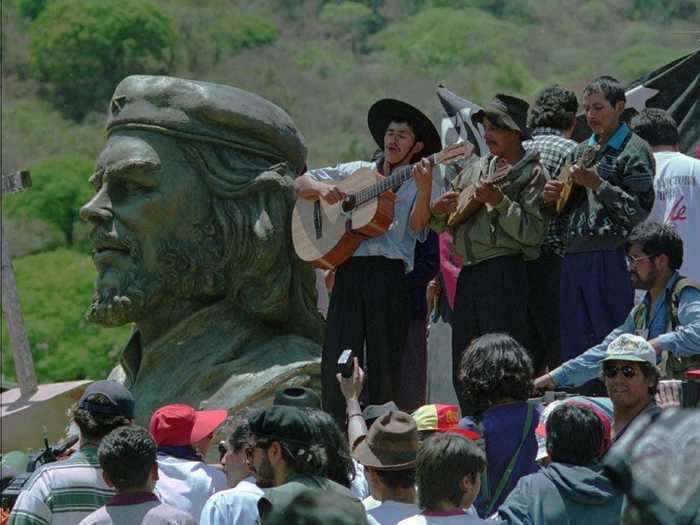 Not everyone supported the brutal ways revolutionary Che Guevara went about attaining power, making this statue a polarizing tribute.