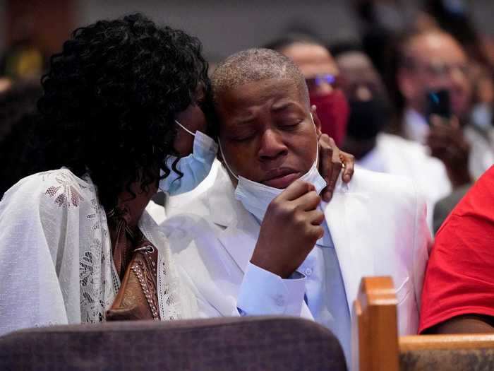 Here, his sisters Zsa Zsa and LaTonya Floyd are seen embracing each other.