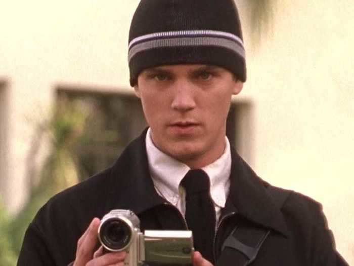 Riley Smith appeared as Les, who started dating Priscilla after she broke up with Jake.