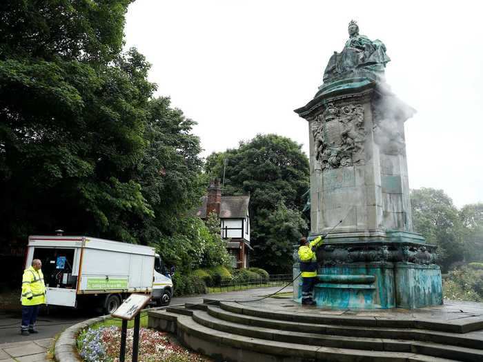 In Leeds, Britain, the statue of Queen Victoria was marked with graffiti.