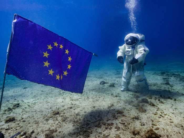 The European flag was planted under the sea ...