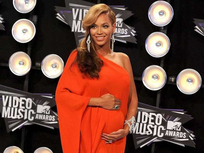 Hours before announcing her pregnancy, Beyoncé cradled her baby bump on the red carpet.