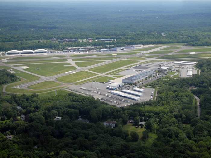As the second-busiest airport for private aviation traffic in the country, most facilities at the airport cater to private jets with a small airline contingent at the main terminal.