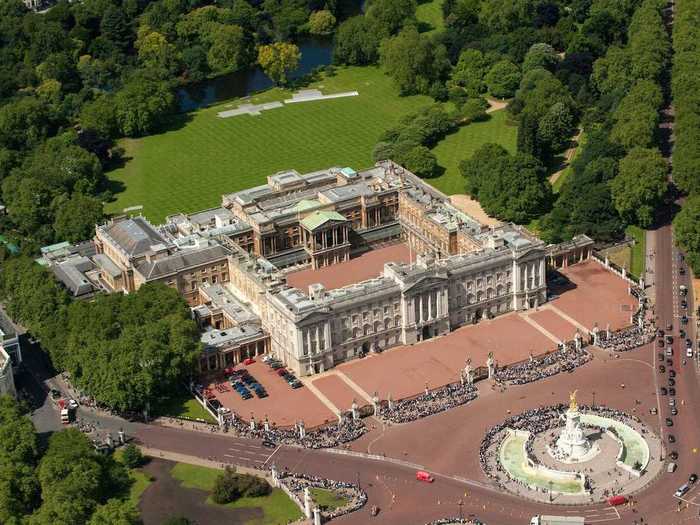 The palace has 775 rooms. These include 19 state rooms, 52 royal and guest bedrooms, 188 staff bedrooms, 92 offices, and 78 bathrooms.