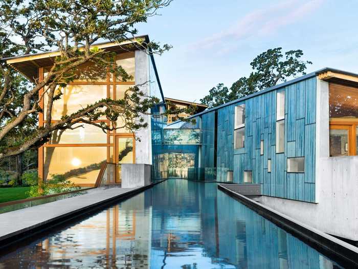 The main and guest house are part of the same building, separated by a reflecting pool.