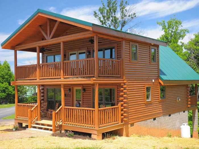 Classic lincoln log cabin in Gatlinburg, Tennessee, $157