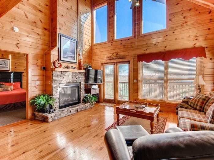 Affordable cabin with mountain view in Pigeon Forge, Tennessee, $169