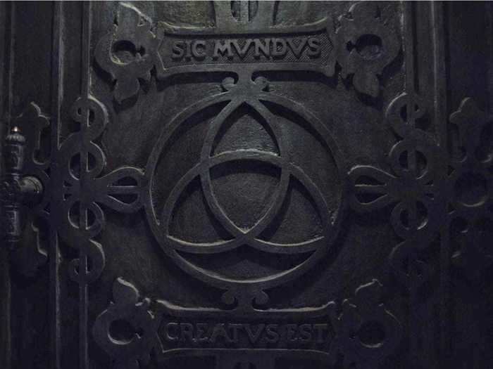 Who made the Sic Mundus Creatus Est door?