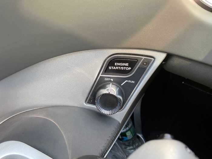 7. The engine can be started with the push of a button: Much like any modern car, the Vision Jet is a push-to-start. All the pilot does is set the dial to run and then presses this "engine start/stop" button.