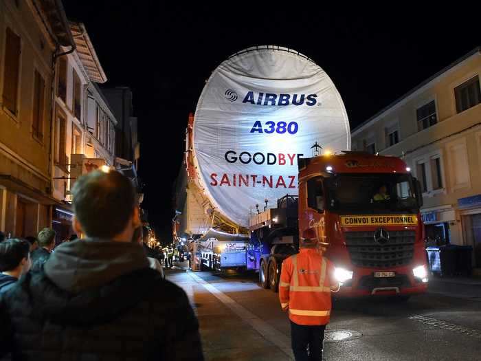 The convoy would pass directly through Levignac, an hour away from Toulouse for the convoy, in the middle of the night, with the fuselage larger than some of the town