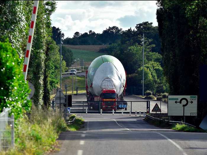 The rest of the journey to Toulouse is performed over the road using a convoy of trucks. The first convoy departed for Toulouse in April 2004, just over a year before the A380