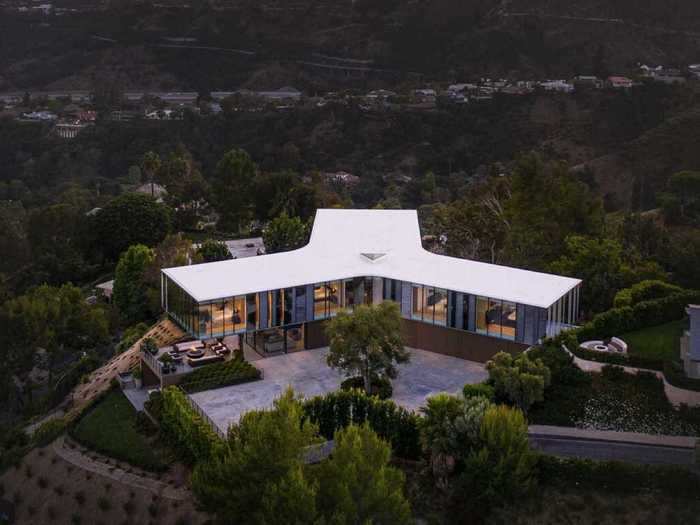 Perched on a hill in the Los Angeles neighborhood of Bel Air, the propeller-shaped Orum House boasts sweeping views of the city and ocean in the distance. The home