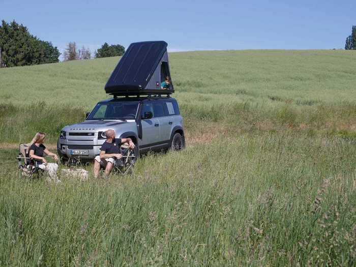 It works in conjunction with the Land Rover Expedition Roof Rack and Roof Rails.