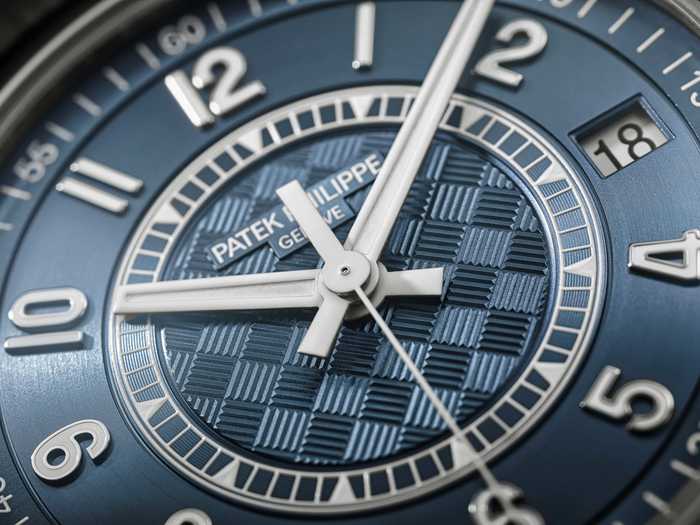 To commemorate the completion of the new building, Patek Philippe launched a new limited-edition Calatrava watch. The watch has a gray-blue hue, with a satin finish, and white dial imprints.