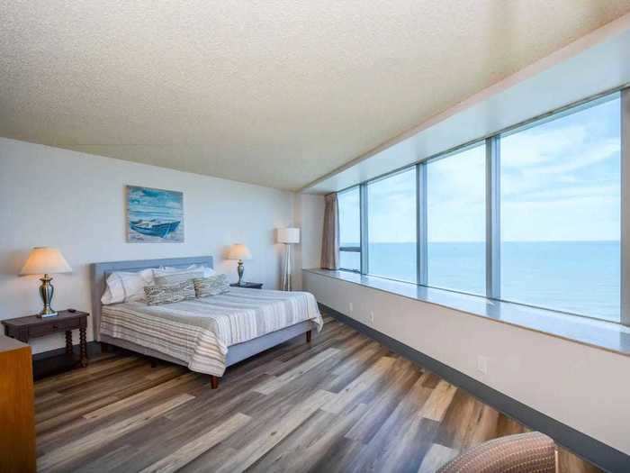 Atlantic City: Cozy oceanfront condo with amazing views, $110