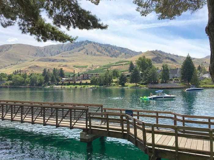 Although Lake Chelan in Washington is narrow, it