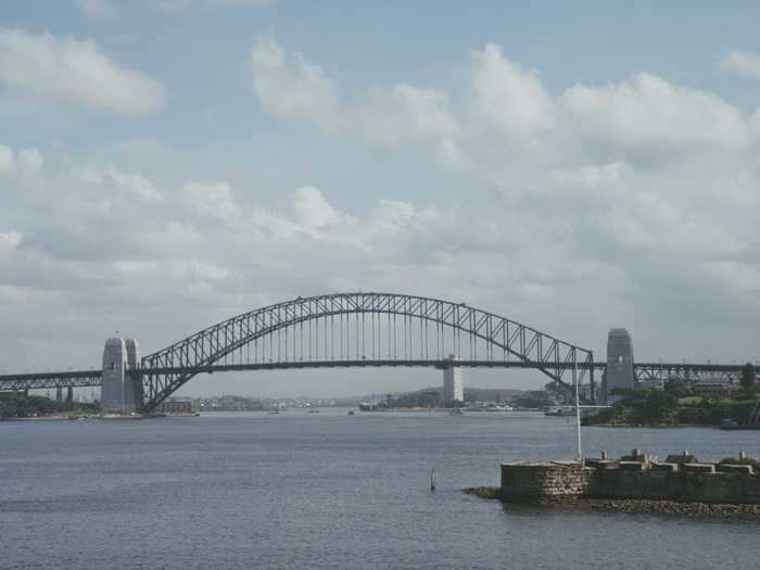 In 1900, the Australian government hosted a competition to find the best design for a new bridge that would span the Sydney Harbour.