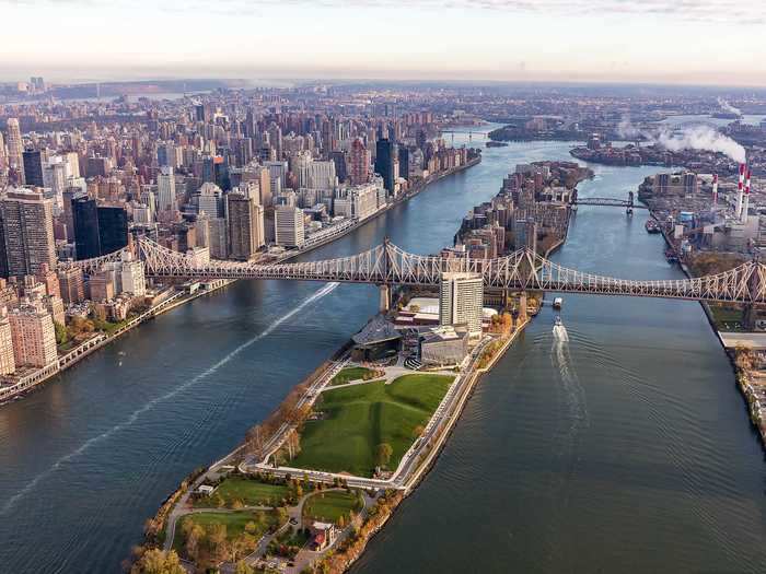 The narrow island between Manhattan and Queens is known as Roosevelt Island, and features a quiet neighborhood and park. But in the early 1900s, architects wanted to turn the island into a civic center.