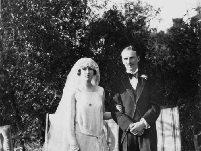 In the 1910s, brides wore loose dresses.