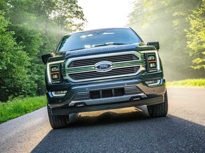 The base motor is a 3.0-liter V6. Next up are 2.7-liter and and 3.5-liter turbocharged EcoBoost V6 engines. The diesel is a 3.0-liter Power Stroke turbocharged V6.