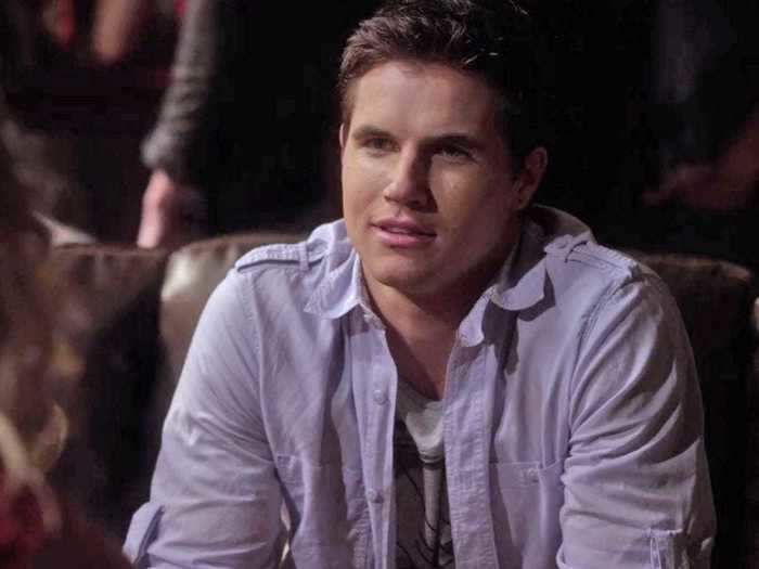 "A Series of Unfortunate Events" star Robbie Amell played Eric Kahn, the older brother of Noel Kahn.