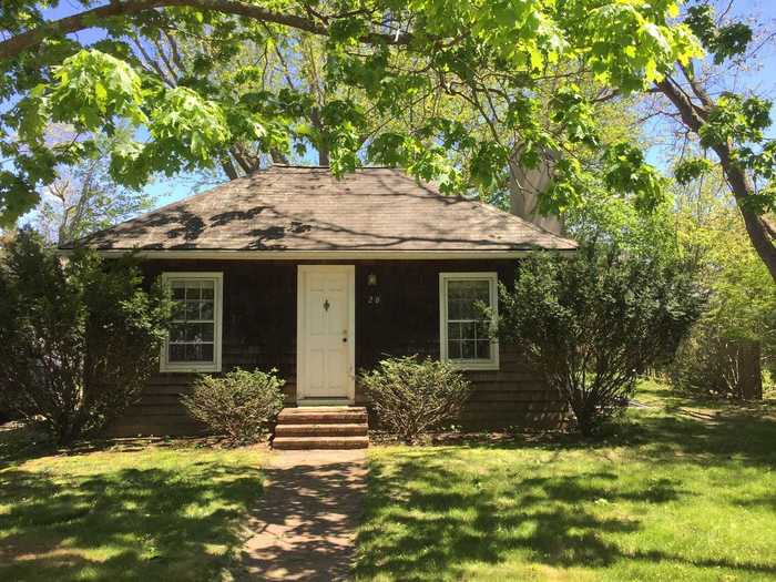 Sunny cottage near Downtown East Hampton, $174