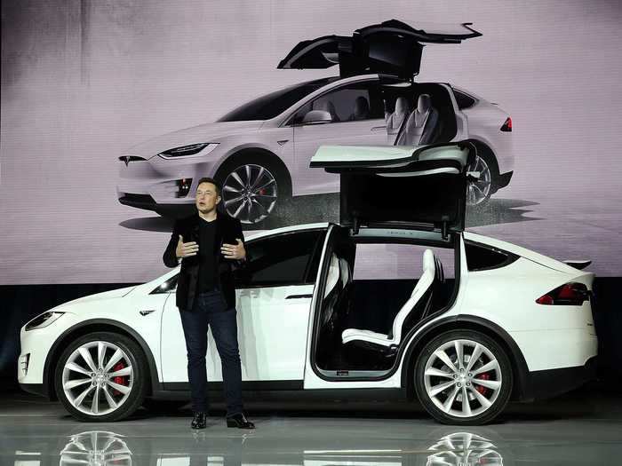 September 29, 2015: Model X deliveries begin.