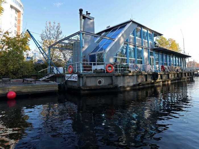 Floating homes and houseboats can offer a unique, oftentimes less expensive chance to live close to a popular city.