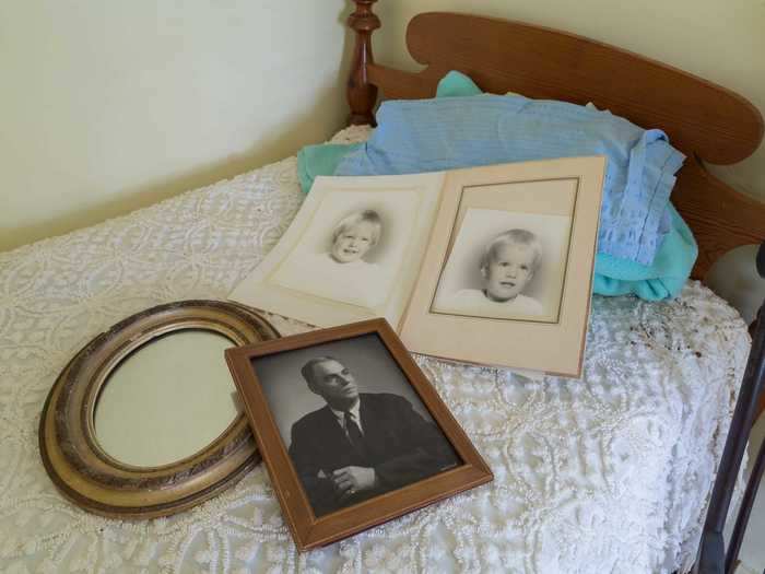 On the bed, Sansivero found pictures of a man and two children.