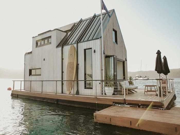 As a floating structure rather than a boat, the villa is stable, while still drifting slightly with the ocean.