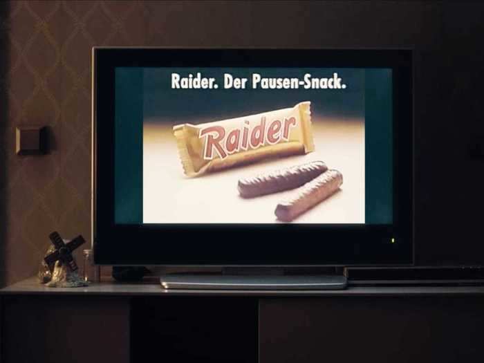 Another "glitch in the matrix" moment happens when Magnus and Franziska see a Raider candy bar commercial on TV.