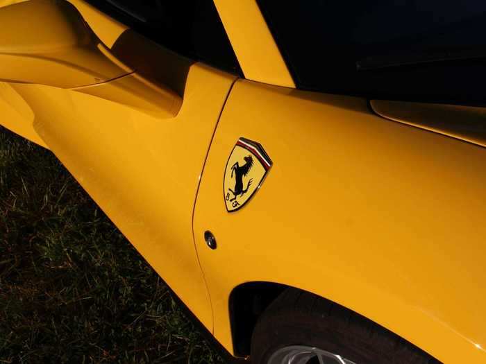 The "SJ" shields — Scuderia Ferrari, the origin of the Italian brand, Enzo Ferrari