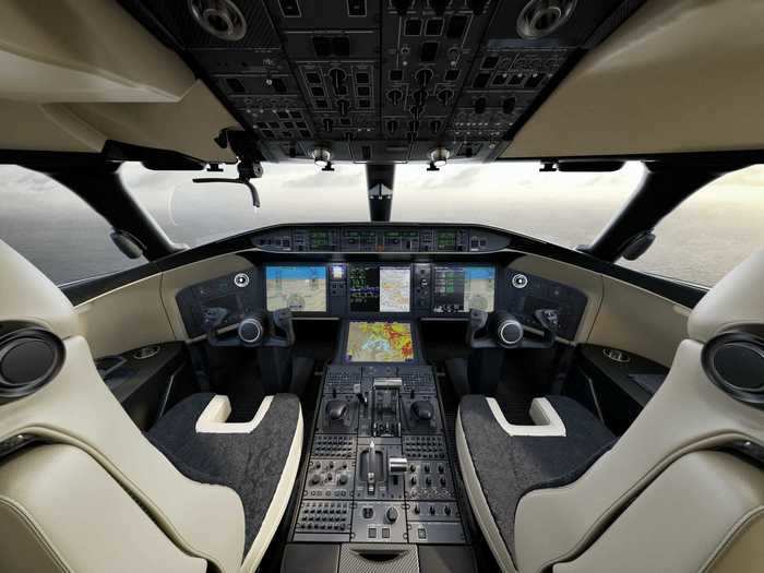 For pilots, the Global 5500 offers a modern cockpit with an advanced avionics suite.