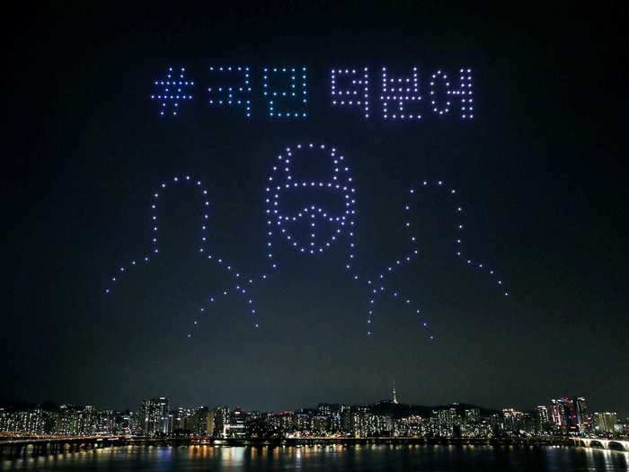 Over the weekend, hundreds of drones flew over the Han River in Seoul, South Korea, to provide encouraging messages and display health guidelines amid the coronavirus pandemic.