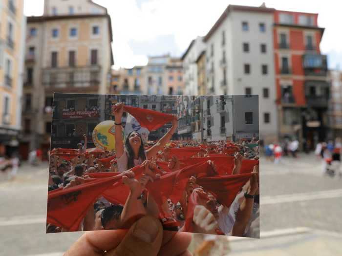 During this event, crowds gather in front of the Pamplona Town Hall clad in red scarves to celebrate the start of the festival with bottles of champagne, and a roar of song and dance.