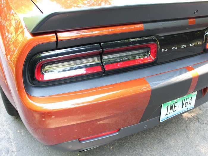 The tail lights have no relationship to the headlights, but that