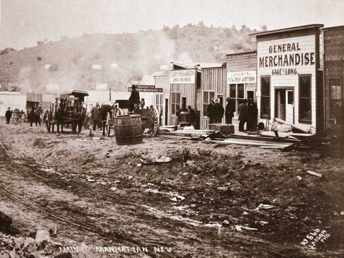 Manhattan, Nevada, was a busy mining town in the early 1900s. It attracted settlers after gold was found nearby.