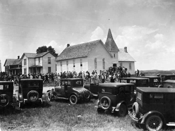 In the shot below from 1927, the entire town of Hermosa, South Dakota — 84 people at the time — gathered to meet President Coolidge.