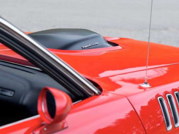 This restored and modified Cuda comes outfitted with a stainless-steel exhaust system, a rear wing, and a V8 rated at 525 horses.