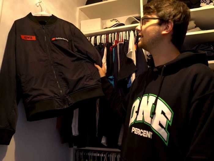 Kiwiz also showed his custom YouTube Gaming jacket sent to him by YouTube.