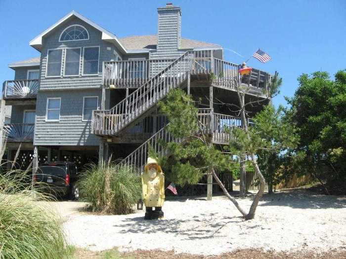 Big beach house with pool in Duck, $254