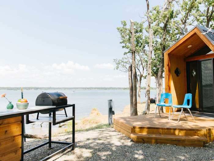 Waking up to views of Lake Texoma, one of the largest reservoirs in the US, is a perk of staying in this tiny house near the Texas-Oklahoma border. Flipping burgers on the outdoor grill while watching the sun set isn