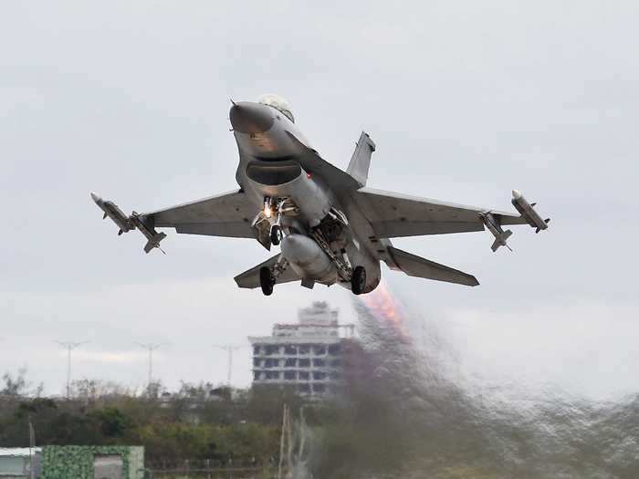 General Dynamics F-16 Fighting Falcon...