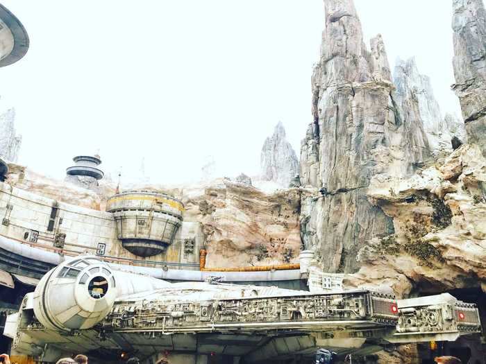 Millennium Falcon: Smugglers Run features a full-sized Millennium Falcon outside of the queue.